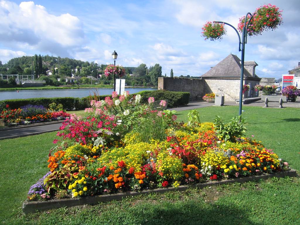 GIVET, Ville Fleurie "3 Fleurs", Givet - photo 3