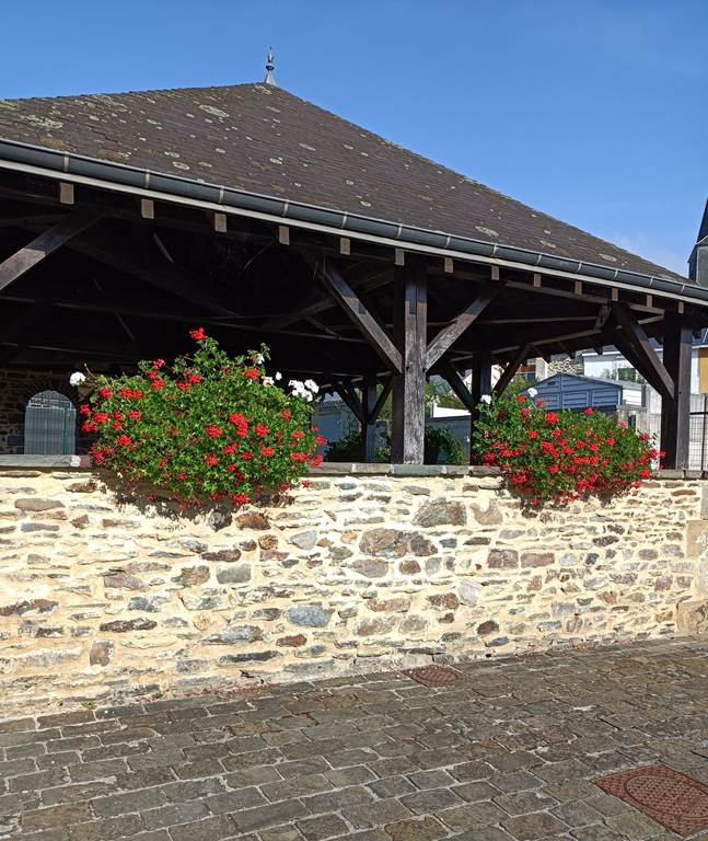 LES MAZURES, Village Fleuri "3 Fleurs"