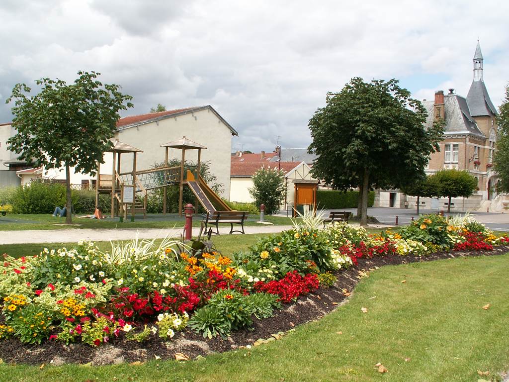 Juniville - Village Fleuri "3 fleurs", Juniville