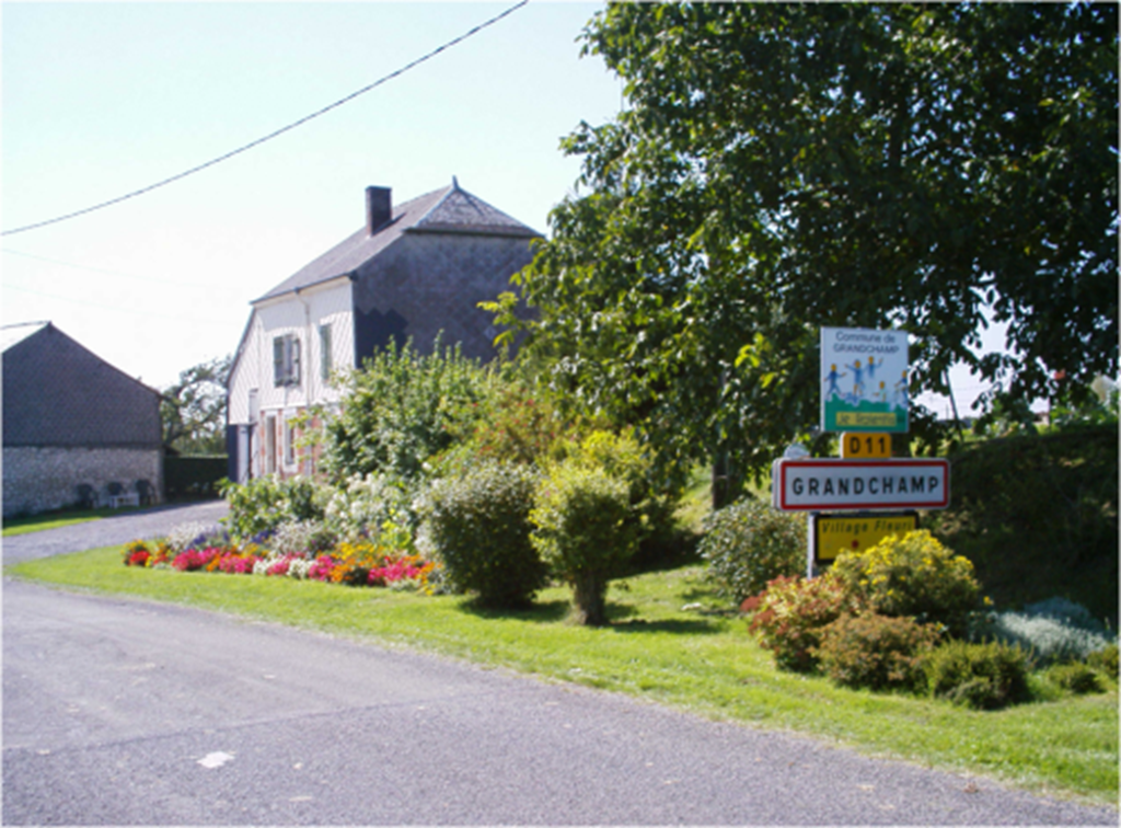 GRANDCHAMP, Village Fleuri "2 Fleurs"