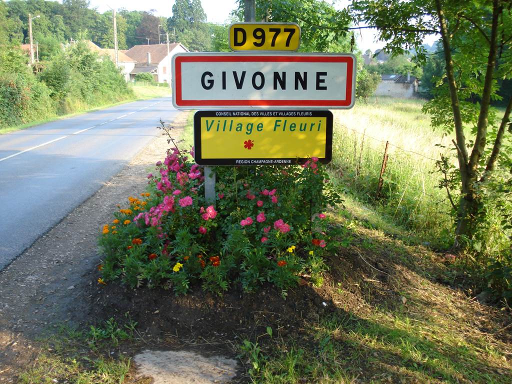 GIVONNE, Village Fleuri "2 Fleurs"