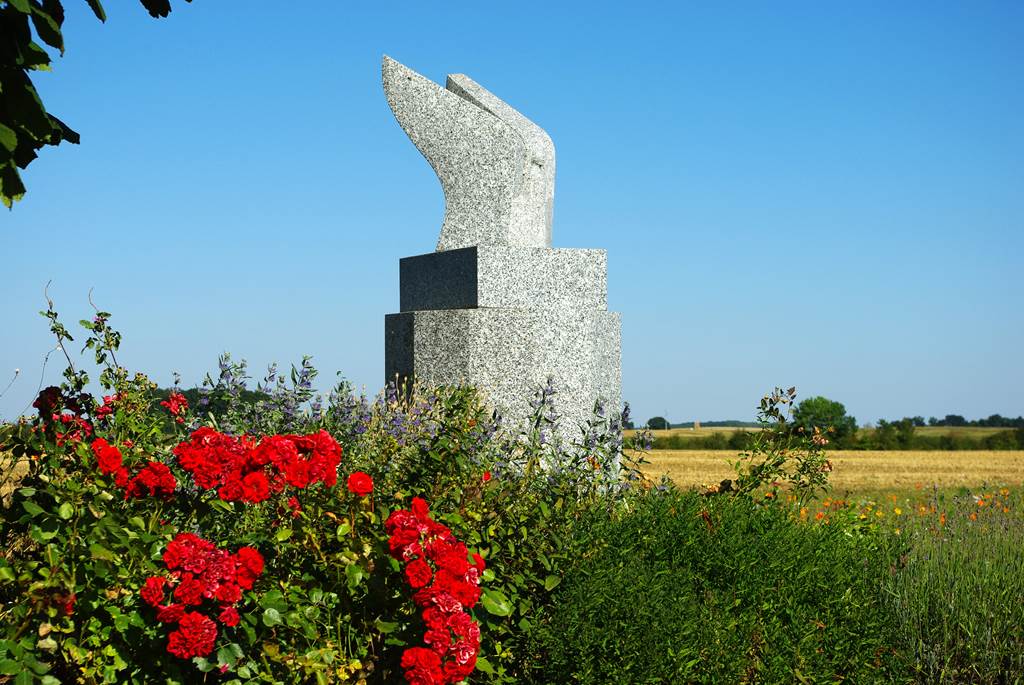 Stèle de Roland Garros, Saint-Morel