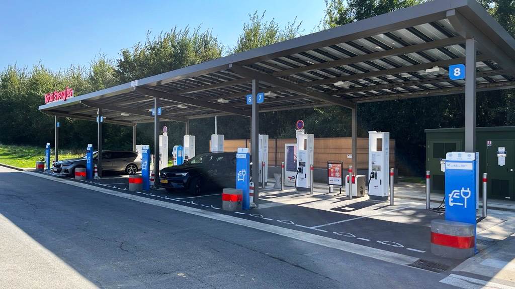 Recharger sa voiture sur l'aire de Woinic, Le Colosse des Ardennes