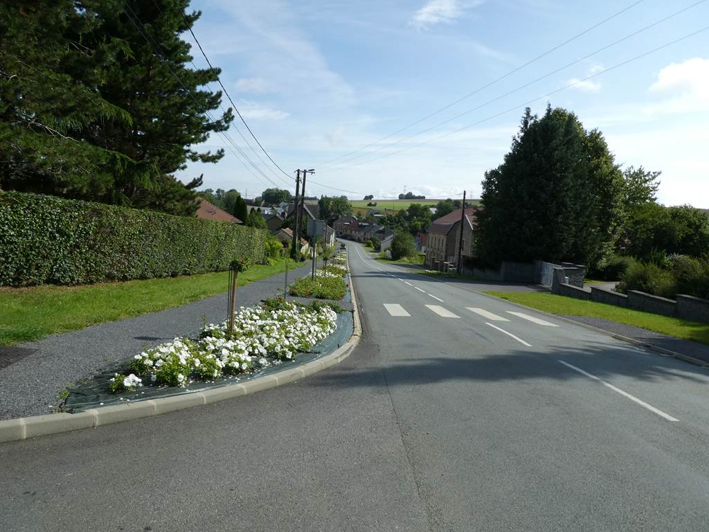 WARNECOURT, Village fleuri "3 Fleurs" — photo 3