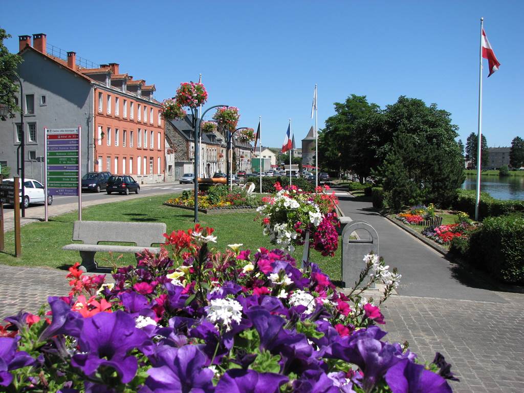 GIVET, Ville Fleurie "3 Fleurs", Givet