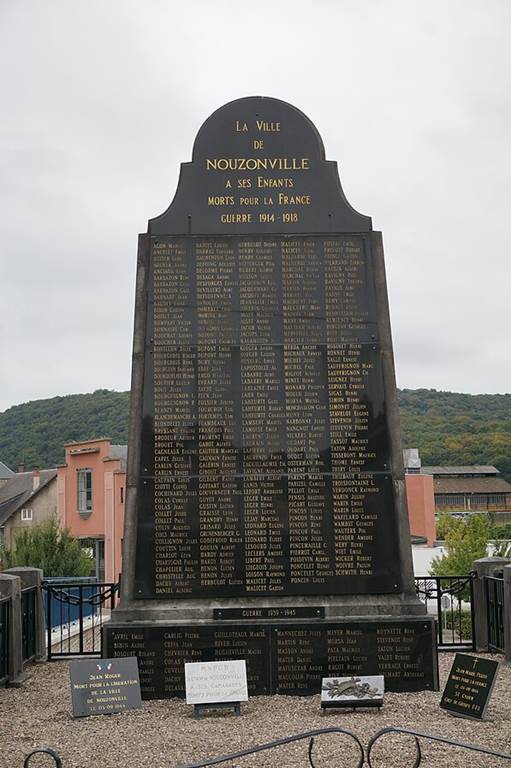 Monument aux Morts original surnomé " Le Fer à Repasser", Nouzonville