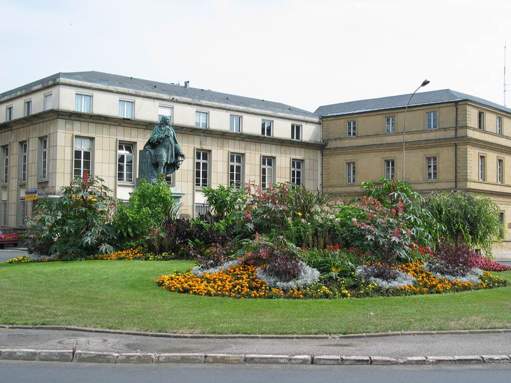 SEDAN, Ville Fleurie "3 Fleurs"