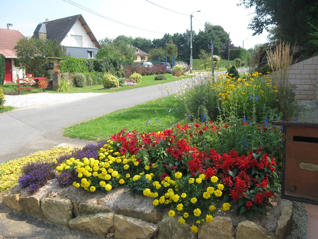 VILLERS SUR BAR, Village Fleuri "2 Fleurs"