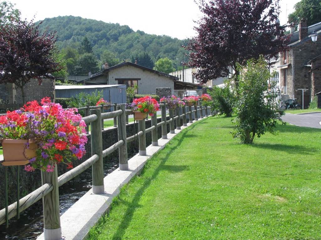 NEUFMANIL, Village Fleuri "2 Fleurs"