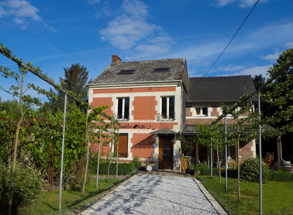 Chambres d'hôtes "C'est la Vie" - Neuville-lez-Beaulieu, chambre d'hôtes à Neuville-lez-Beaulieu
