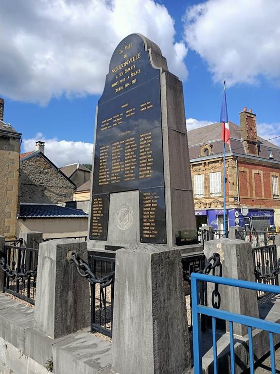 Monument aux Morts original surnomé " Le Fer à Repasser"