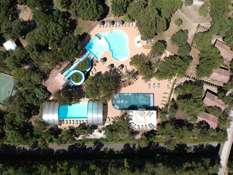 Parc aquatique avec piscine ludique, toboggans aquatiques, pataugeoire, piscine chauffée et couverte, balnéothérapie, solarium, spa