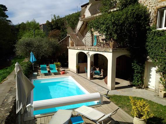 Les terrasses, gîtes en Cévennes, la piscine