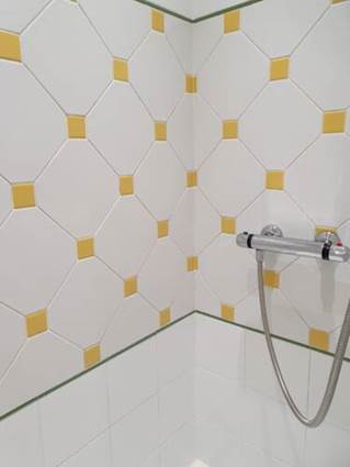 douche chambre jaune