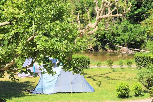 Emplacement camping vue rivière