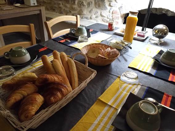 Les terrasses, gîtes en Cévennes, petit déjeuner continental