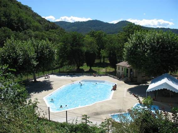 aire-naturelle-camping-clos-abbaye-cendras-piscine
