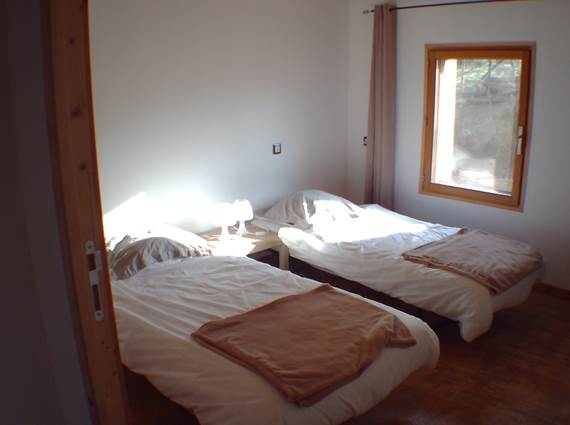 Chambre 2 RDC ( soit lit XXL soit deux lits 90 ) + lit pour Bébé en bois