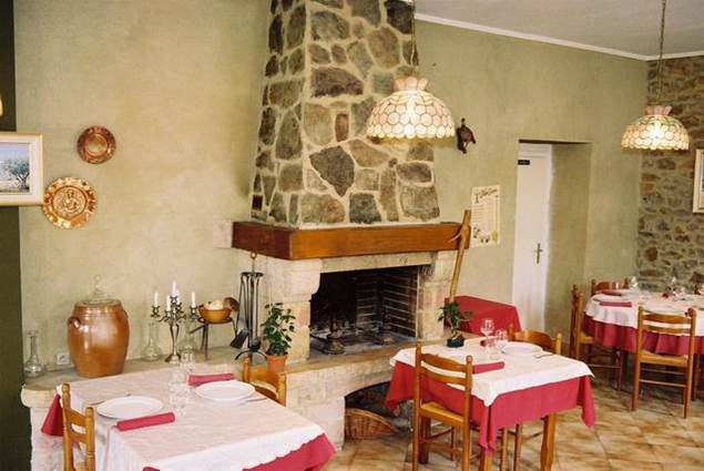 Salle de restaurant avec cheminée