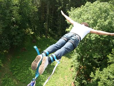 Saut à l'élastique depuis le viaduc d'Ariéthal