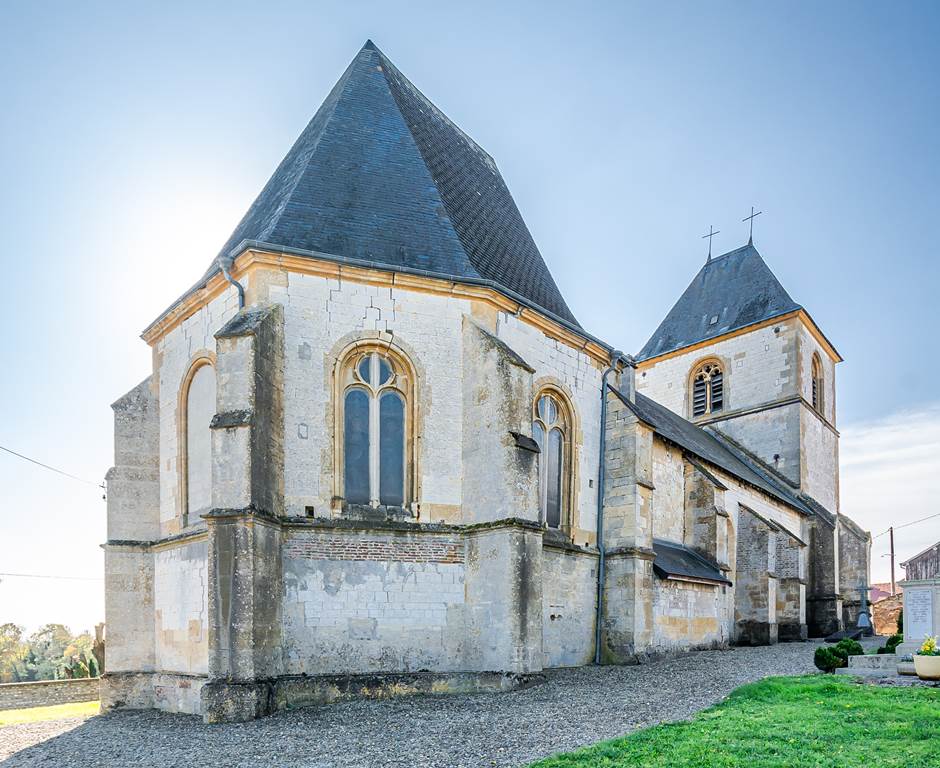 La motte féodale et l'église Saint-Nicolas