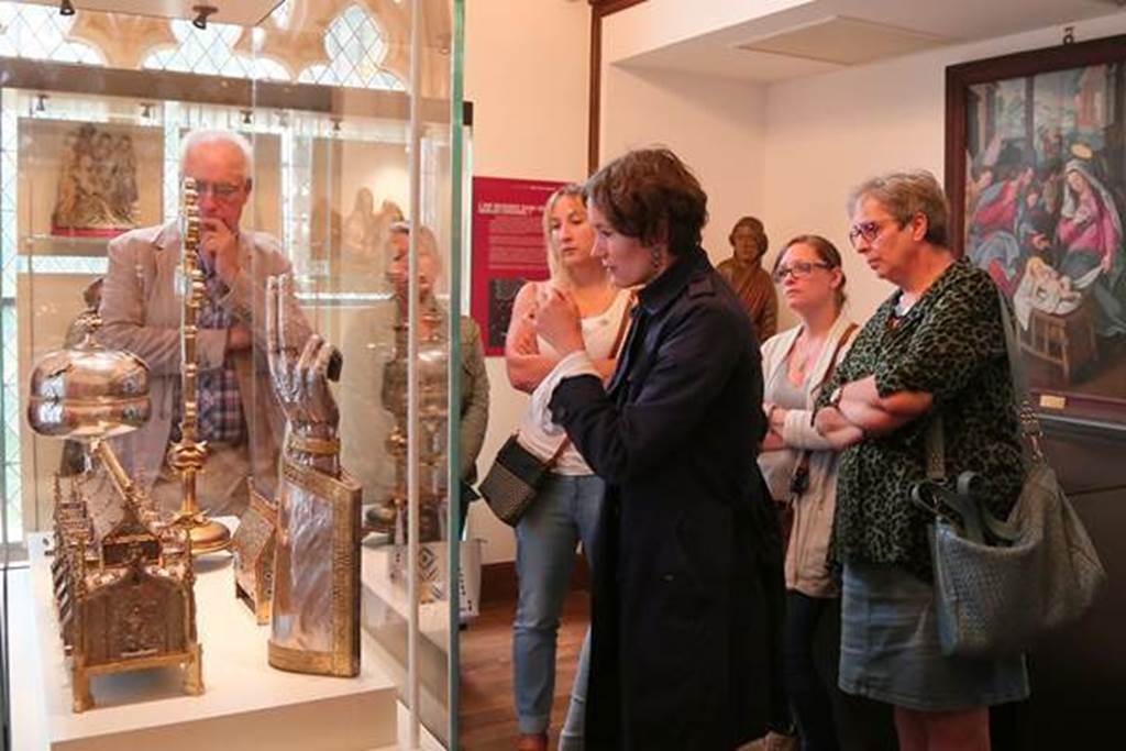 Guided tour of the Basilica of Mézières, its stained glass windows and the treasure of sacred art
