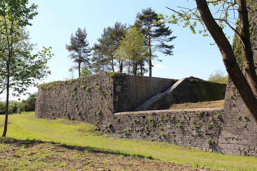 Fort Condé: the path of the bollards