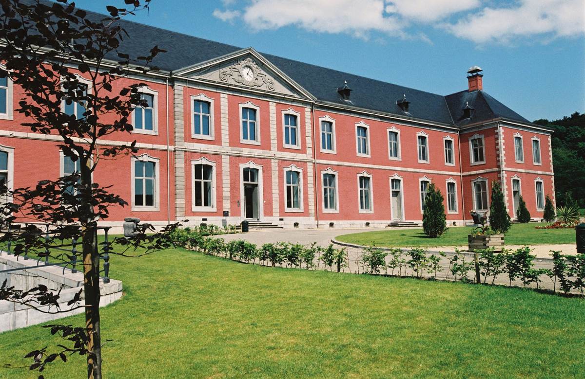 Vue aérienne du hameau de Xhignesse logé dans la verdure