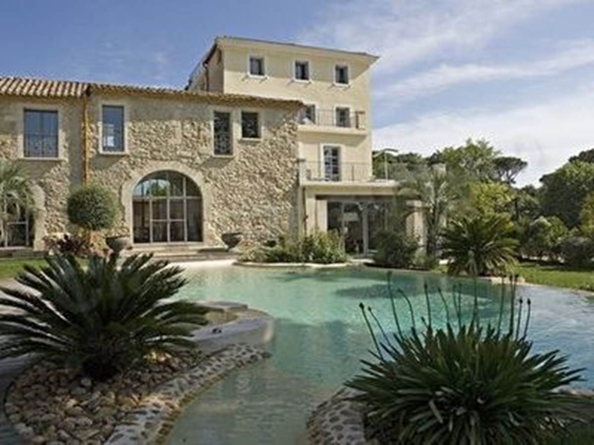 Mas Saint-Ange à Lunel, vue côté piscine de la maison d'hôtes