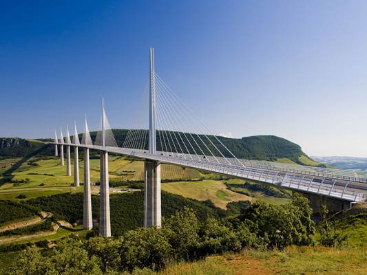 Millau, le viaduc, et le parc naturel régional des Grands Causses