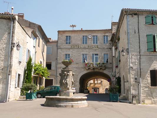 Barjac, cité Renaissance entre les gorges de la Cèze et de l'Ardèche