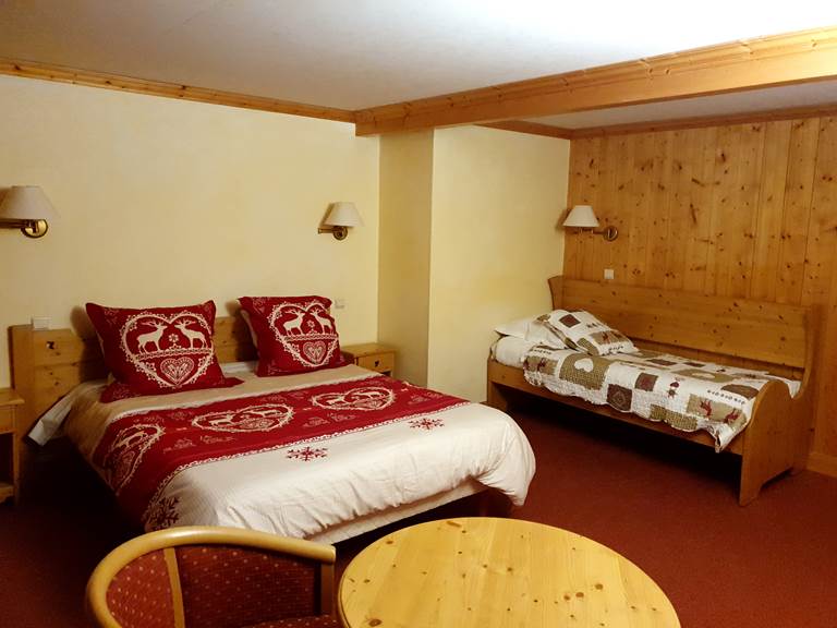 Chambre Triple avec balcon face aux pistes de ski de l'espace diamant. Hôtel Le Mont Bisanne hôtel à Crest-Voland