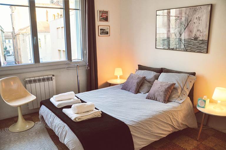 La chambre 1, avec un lit double de 160cm, grand ventilateur au plafond, vue sur la ville