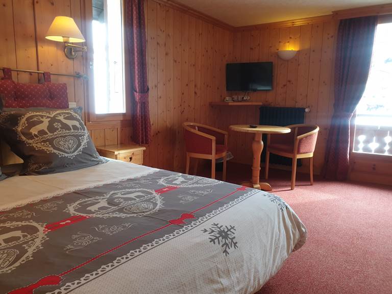 Chambre double avec balcon vue sur les pistes de l'espace diamant Crest Voland