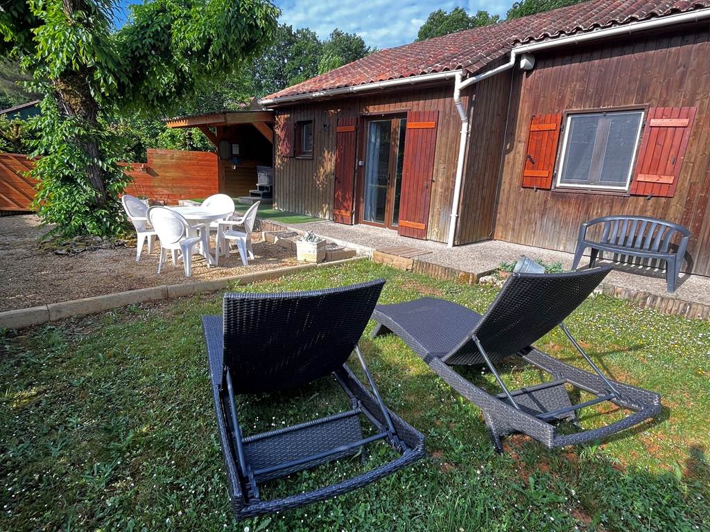 Jardin clos avec spa en dordogne