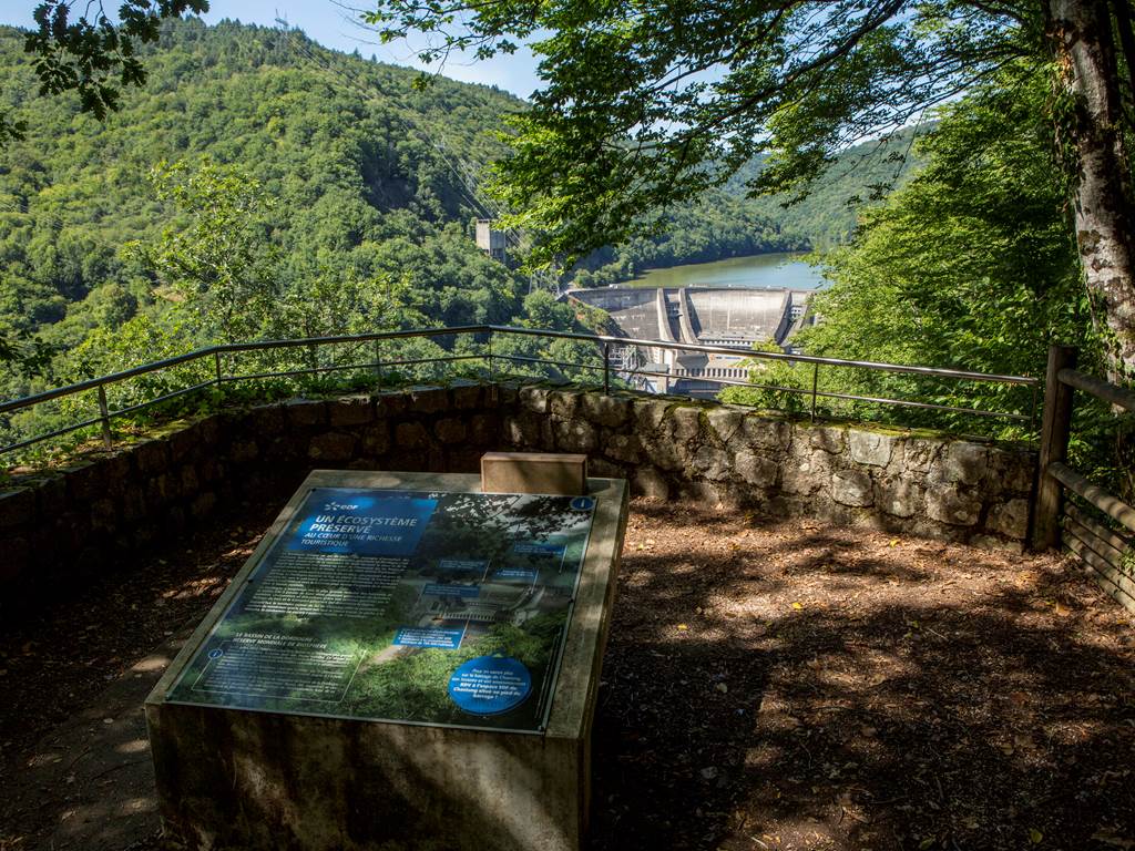 Belvédère direction Servières -le -Châteaux