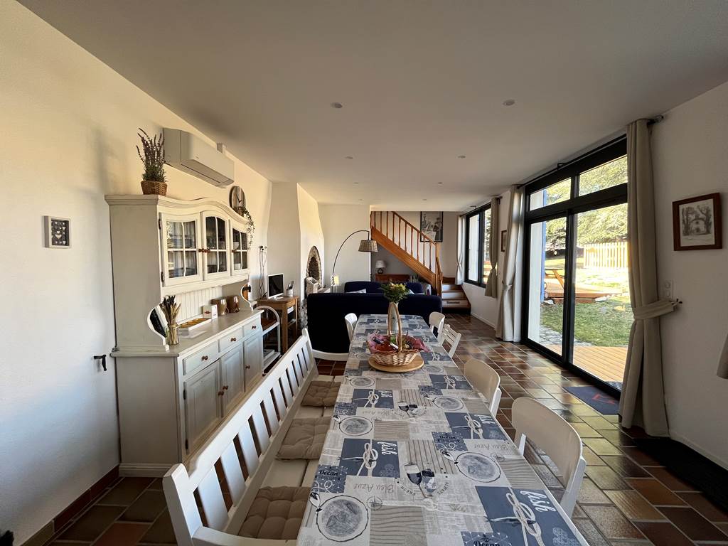 Salle à manger et coin séjour