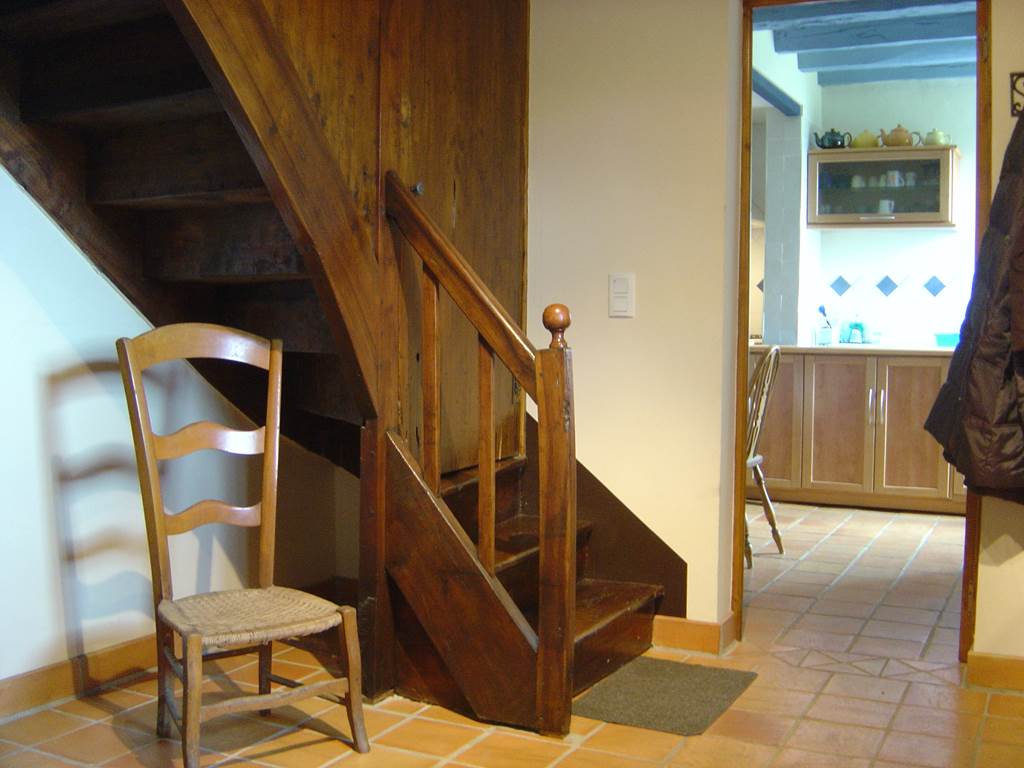 L'entrée, son escalier ancien, vers la cuisine