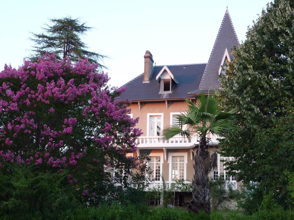 La Villa hortebise et ses Lagerstroemias en fleur