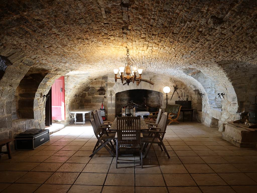 Ambiance médiévale dans la salle voûtée du Château de Saint-Chamarand : le cadre idéal pour vos Murder Parties et soirées immersives dans le Lot