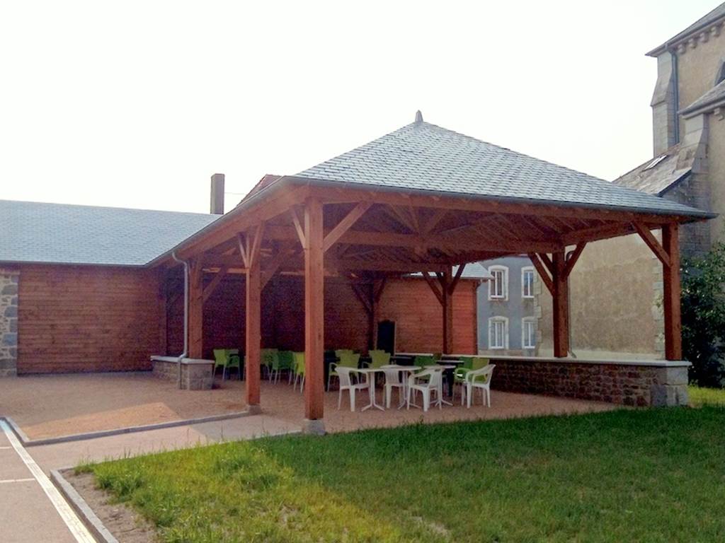 Halle en face du gîte
