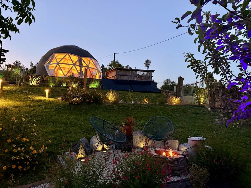 Brasero avec dôme et jardin illuminé