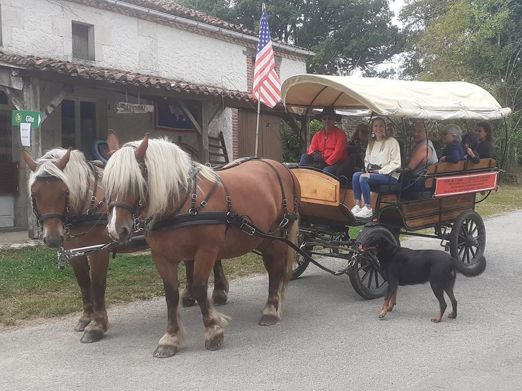 Bapteme en Calèche départ devant le Saloon