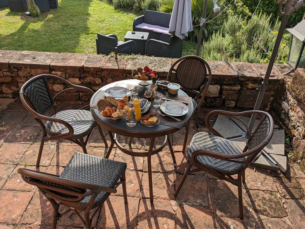 château de Vassinhac-Petit déjeuner terrasse