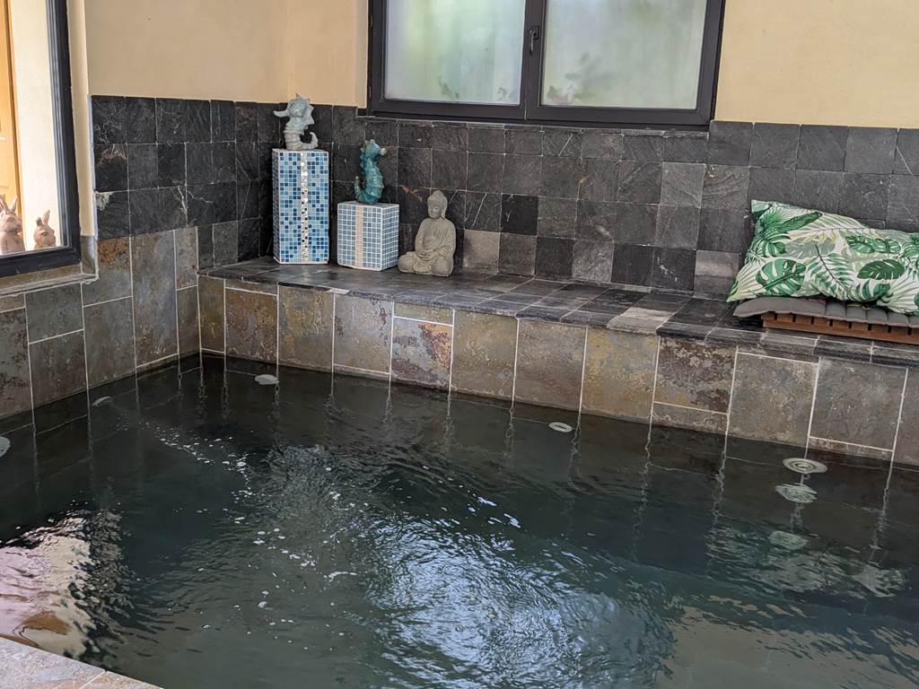piscine spa en pierre de la grenade bleue avec sa " blue touch"