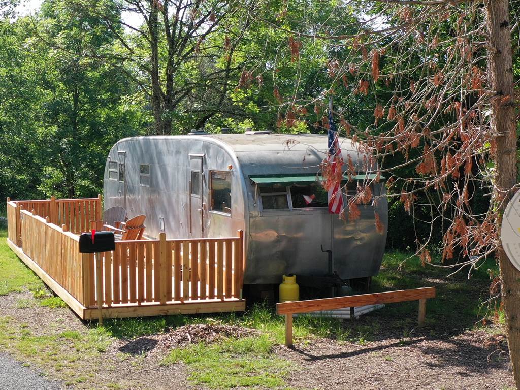 camping-la-perle-creuse-caravaneUS-Hollywood-2personnes-extérieur