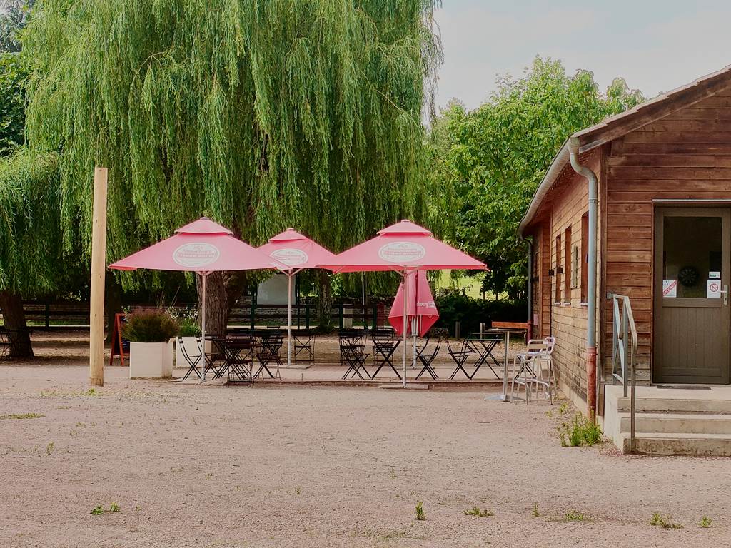 bourogne-tourisme-campingcar-atypique-original-rivière-tournus-eaunes-cluny-solutré-vignes-vignobles-macon-vélo-randonnée-prochedelyon-france-saoneetloire-famille-avecenfants-allinclusive-messeugne-savignysurgrosnes-cathédrales-brancion-pleinair-camping-restaurant-patrimoine-activités-gastronomie-vins-châteaux-randonnée-convivialité-jeuxpourenfants-animations-bistrot-chaleureux-menu-restauration-cuisinefrançaise-bourguignon-vacances-convivialité-71-voiebleu-voieverte