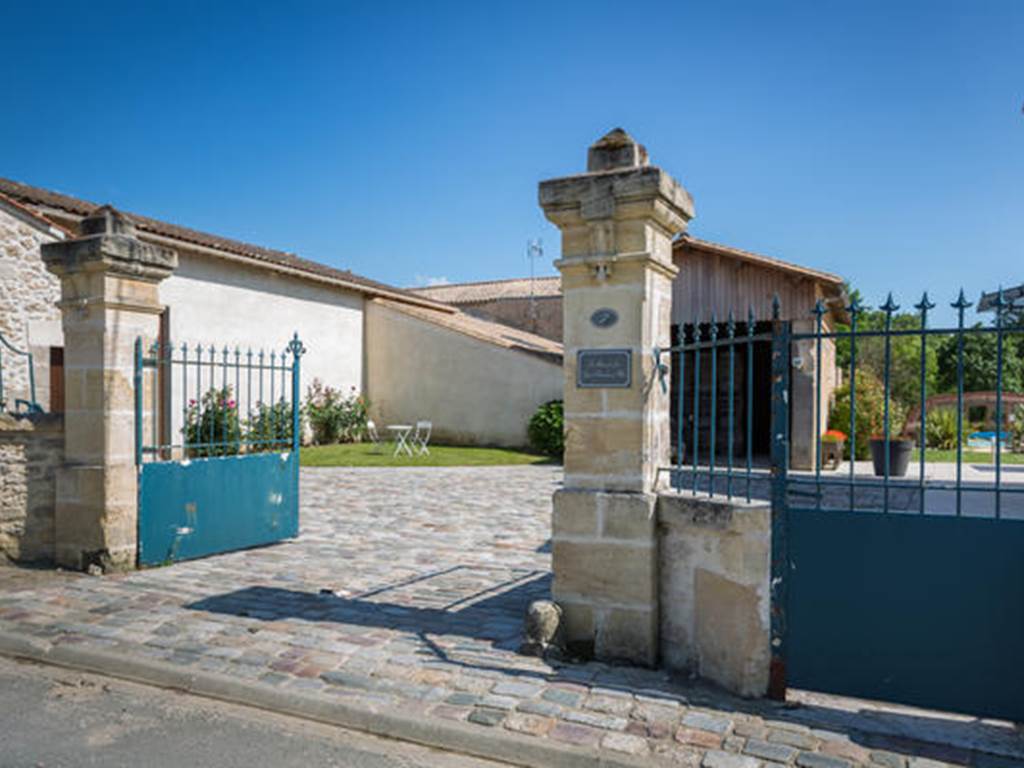 Maison de Jean, chambres d'hôtes de charme en Blaye Côtes de Bordeaux , Château Haut Bourcier avec parking privatif