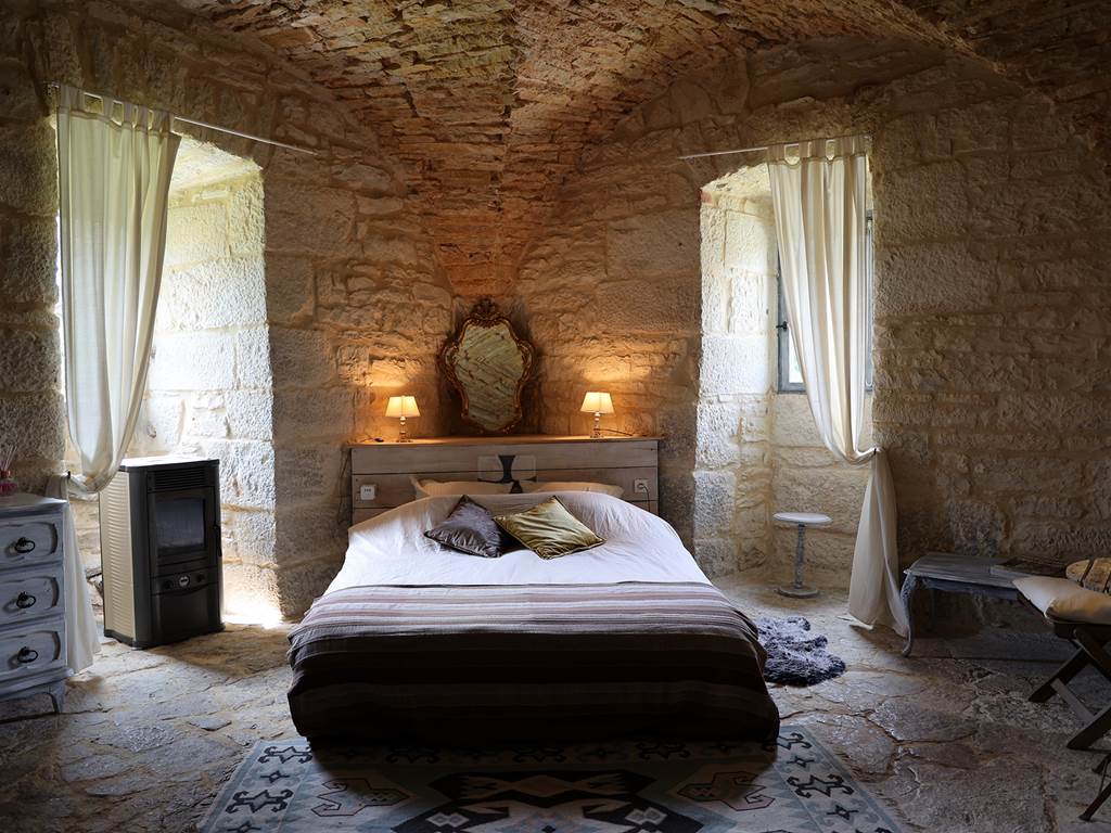 Chambre des Templiers : Nuit de charme au Château de Saint-Chamarand : chambre d'hôtes romantique dans le cadre historique du Lot.