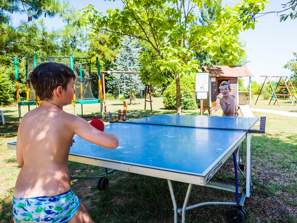 les-chalets-de-fiolles-tarn-gaillac-occitanie-aire-jeux-enfant-ping-pong